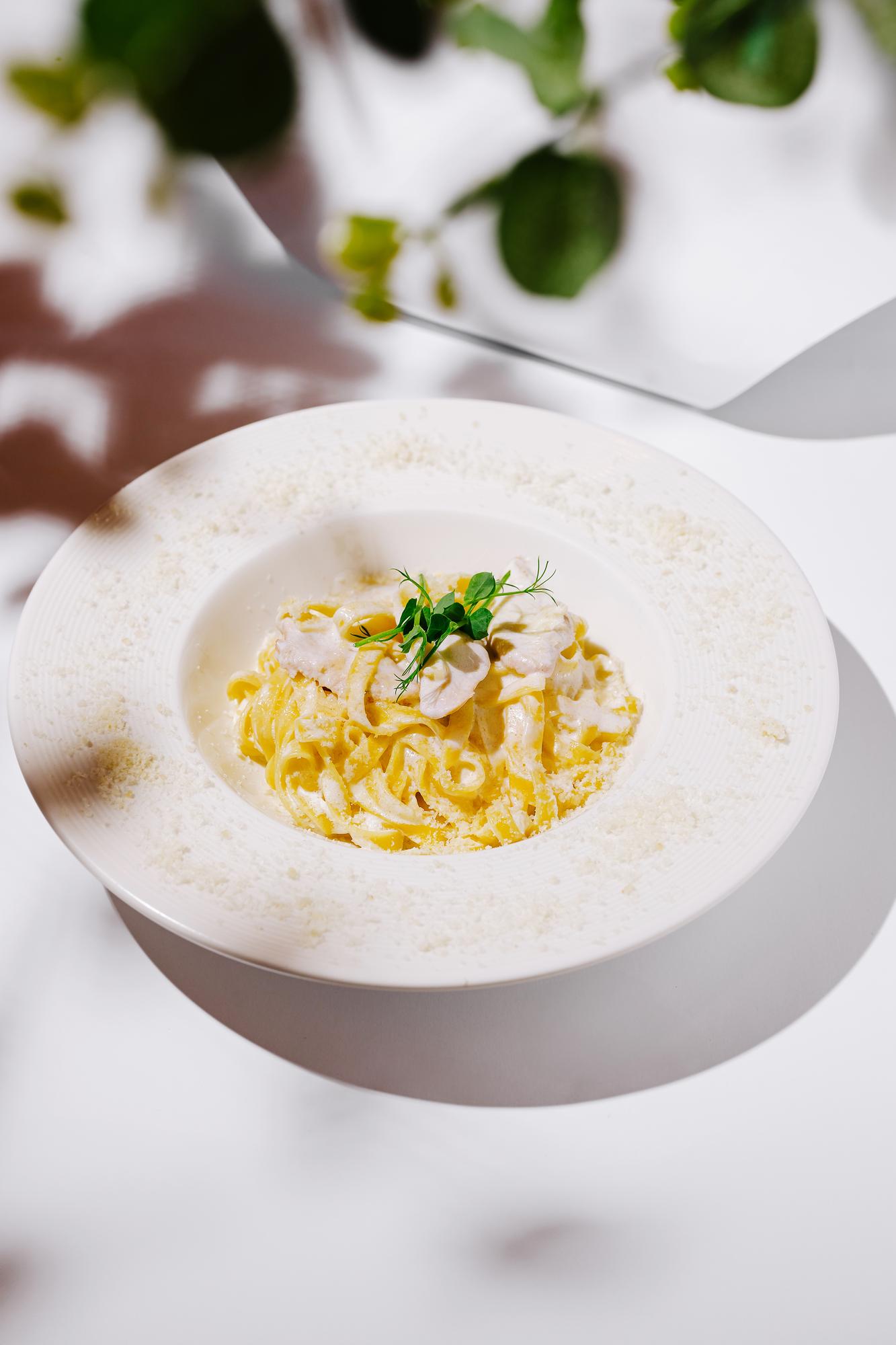 Zbliżenie na kremowe risotto z parmezanem
